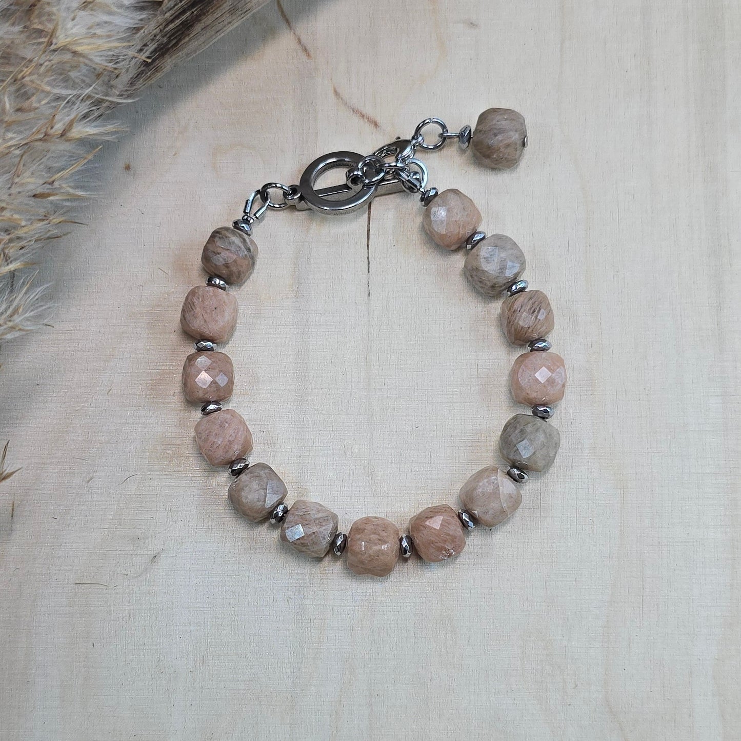 Apyrankė iš saulės akmens