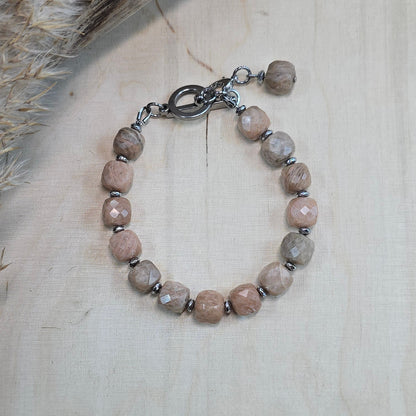 Apyrankė iš saulės akmens