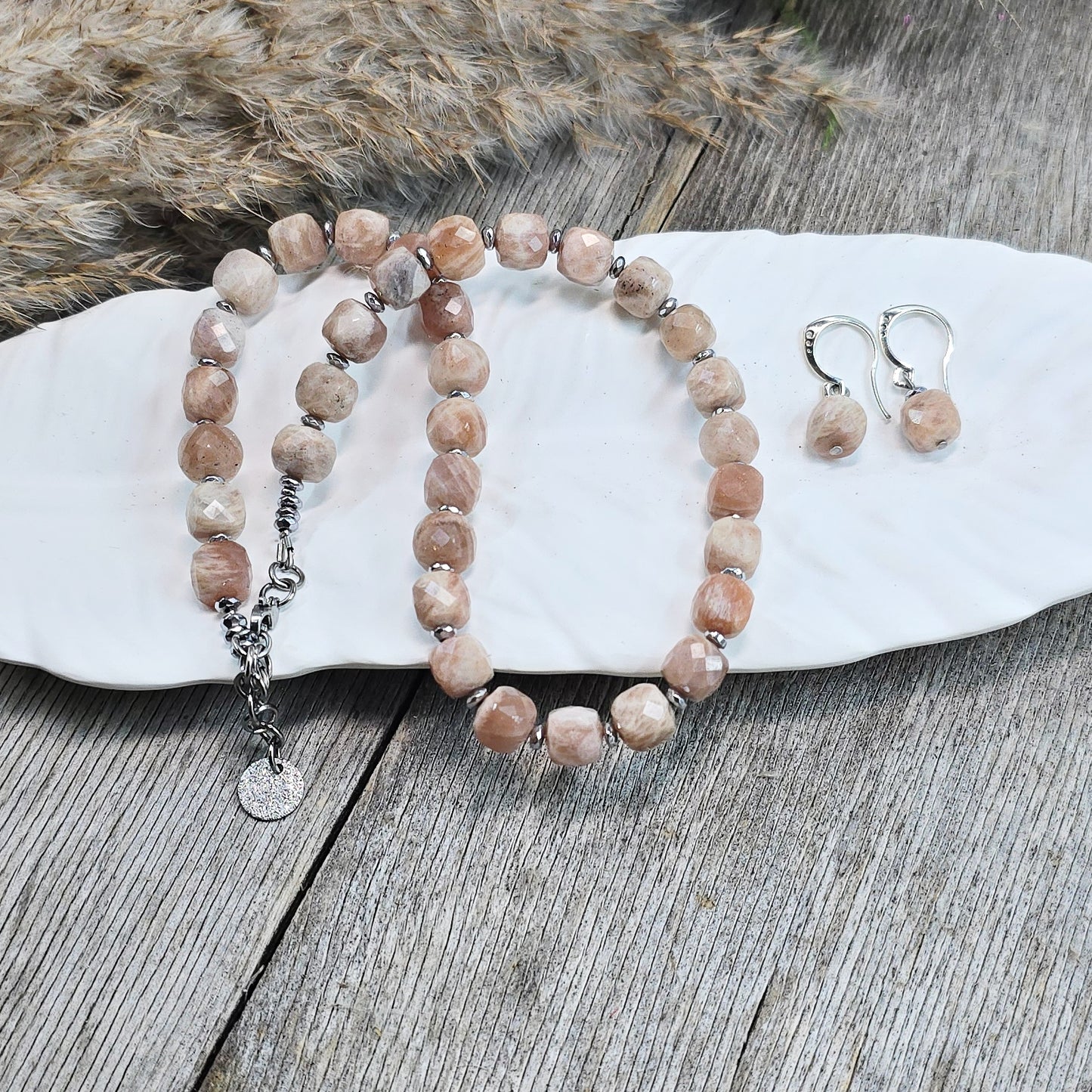 Komplektas iš saulės akmens