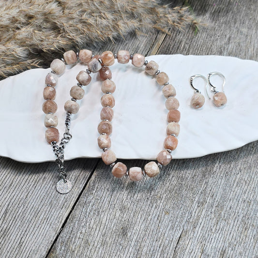 Komplektas iš saulės akmens