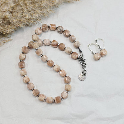 Komplektas iš saulės akmens