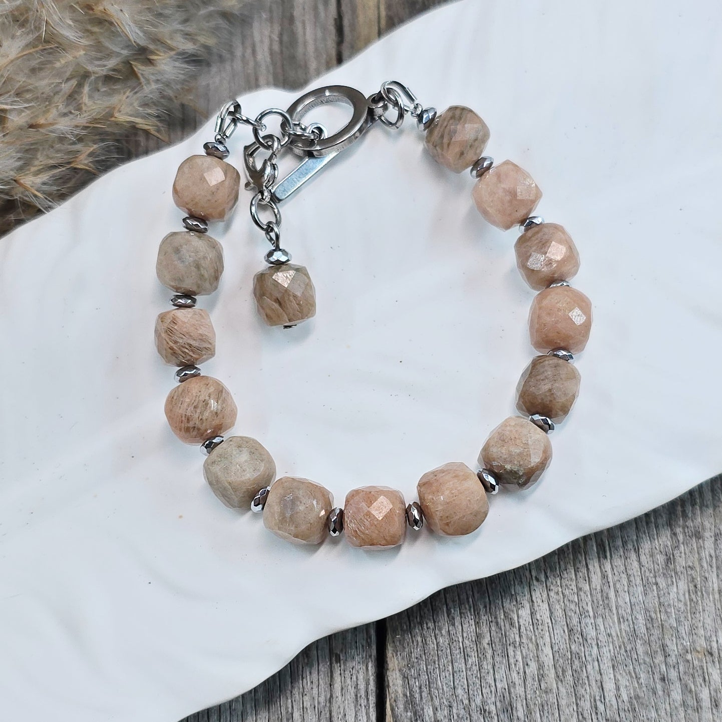 Apyrankė iš saulės akmens