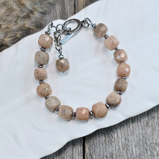 Apyrankė iš saulės akmens