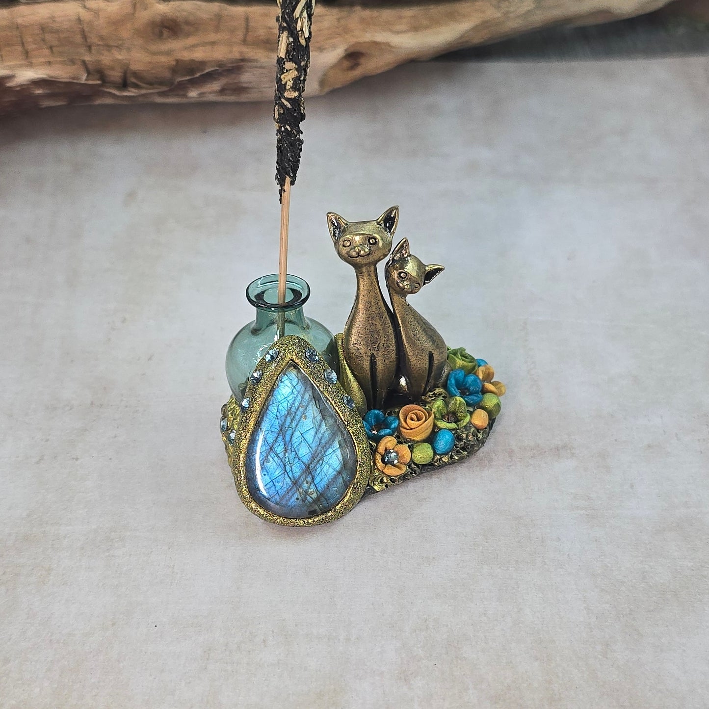 Smilkaline su labradoritu ir kačiukais