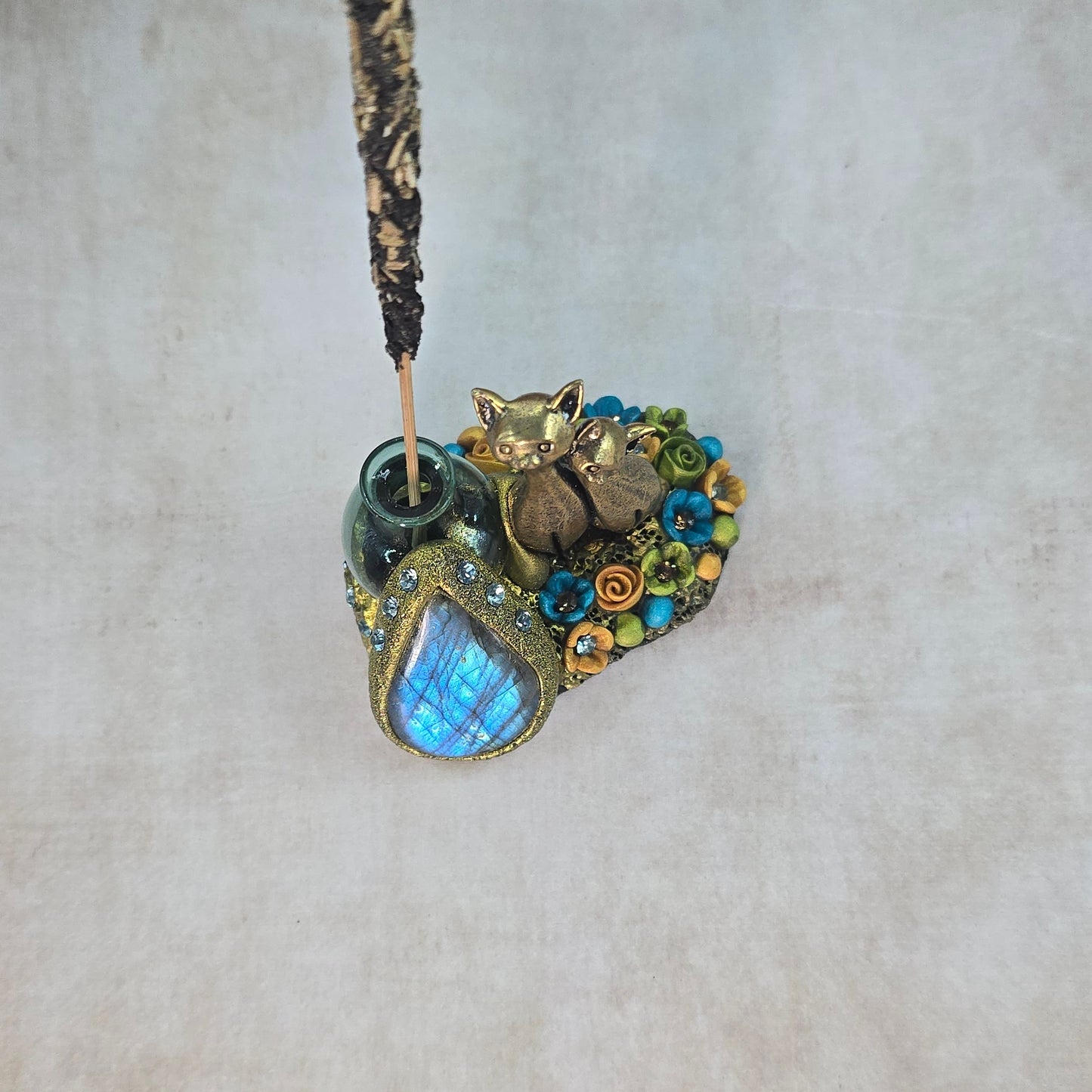 Smilkaline su labradoritu ir kačiukais