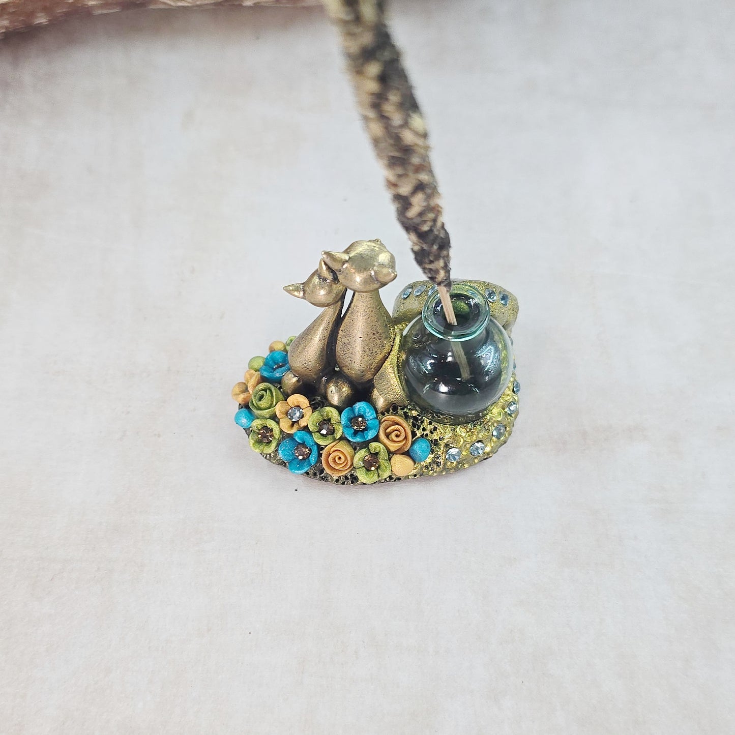 Smilkaline su labradoritu ir kačiukais