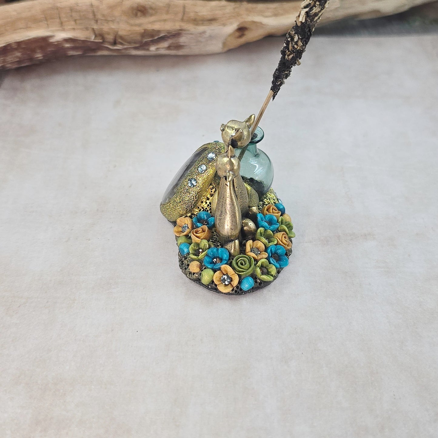 Smilkaline su labradoritu ir kačiukais