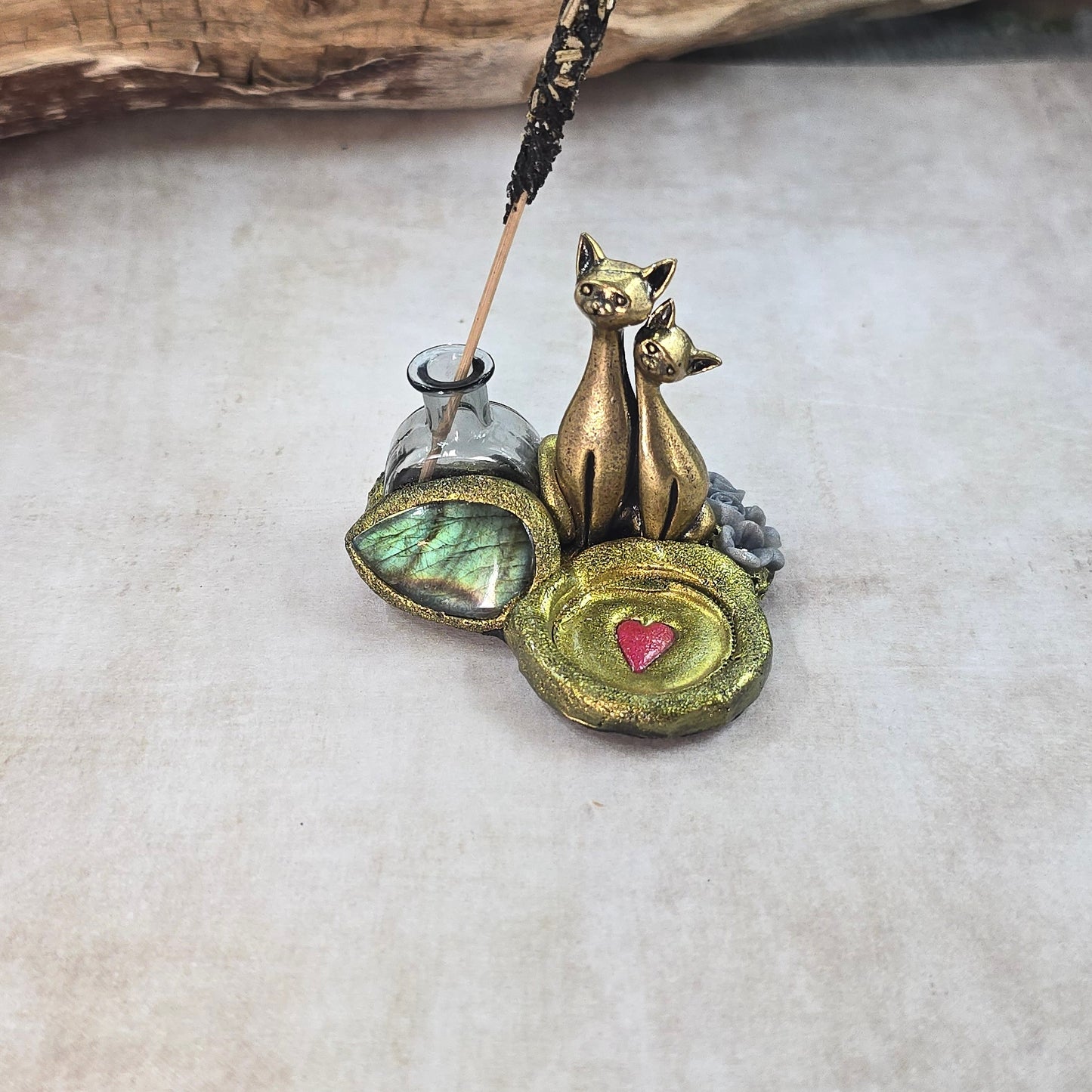 Smilkaline su labradoritu ir kačiukais (tinka kūginiams smilkalams)