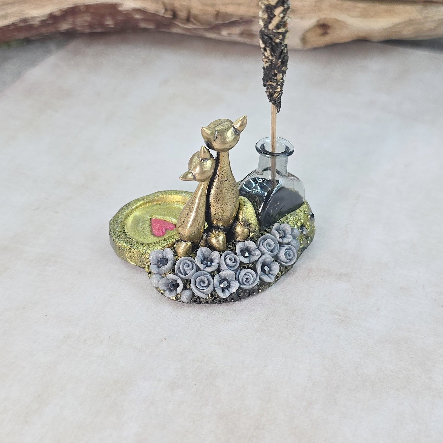 Smilkaline su labradoritu ir kačiukais (tinka kūginiams smilkalams)