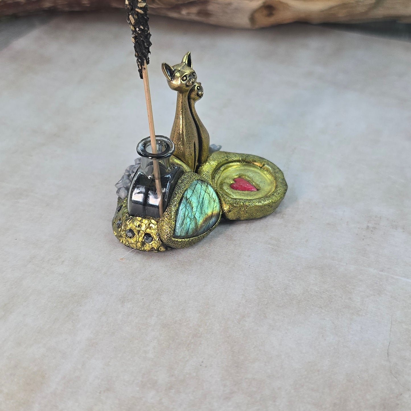 Smilkaline su labradoritu ir kačiukais (tinka kūginiams smilkalams)