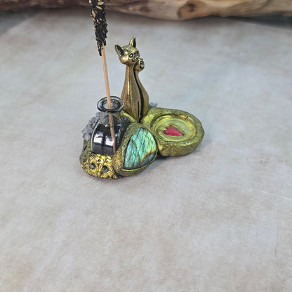 Smilkaline su labradoritu ir kačiukais (tinka kūginiams smilkalams)