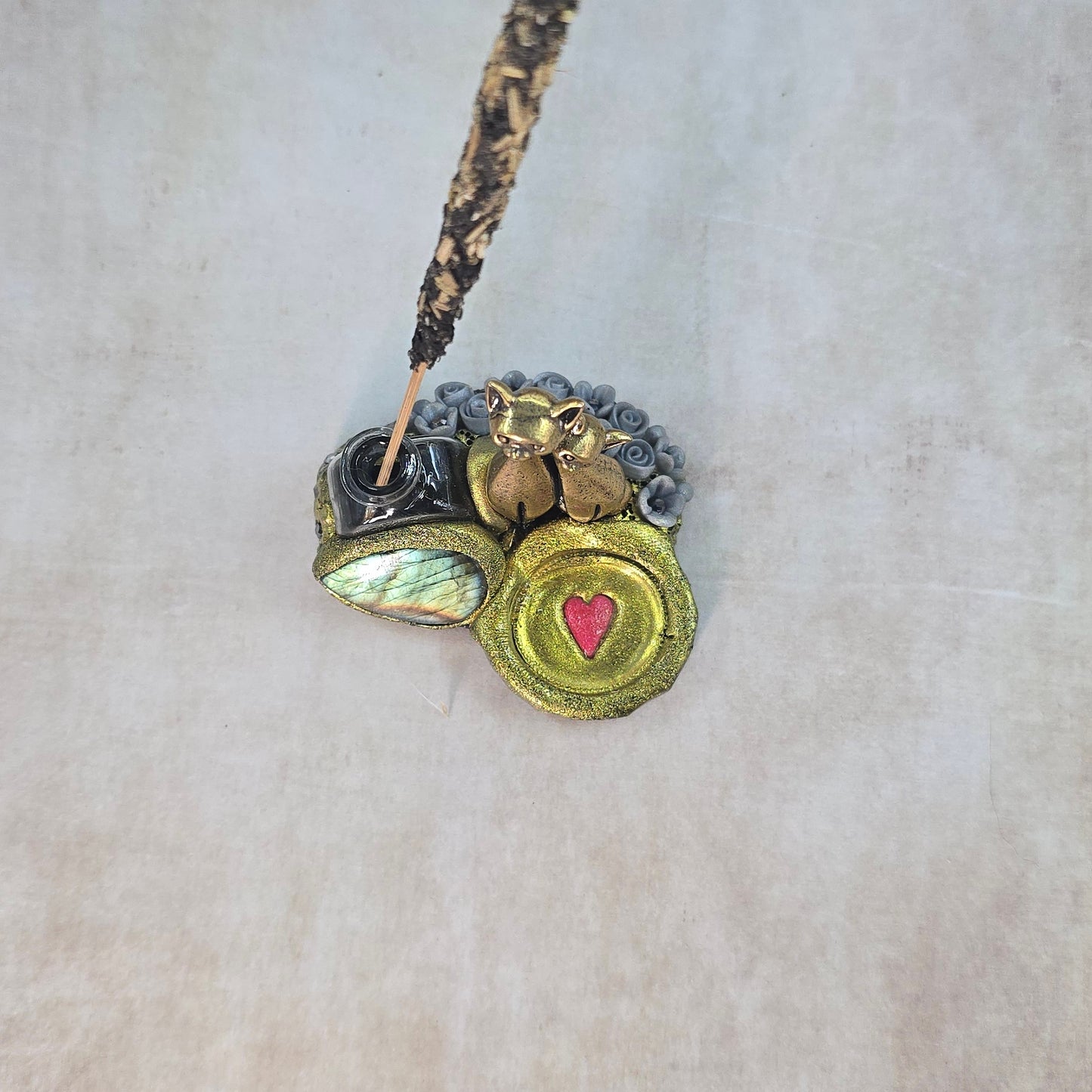 Smilkaline su labradoritu ir kačiukais (tinka kūginiams smilkalams)