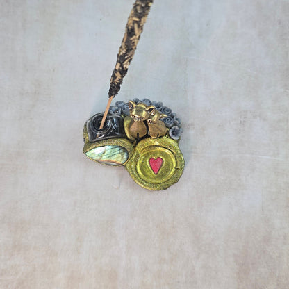 Smilkaline su labradoritu ir kačiukais (tinka kūginiams smilkalams)