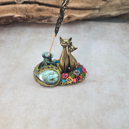 Smilkaline su labradoritu ir kačiukais