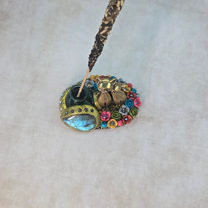 Smilkaline su labradoritu ir kačiukais