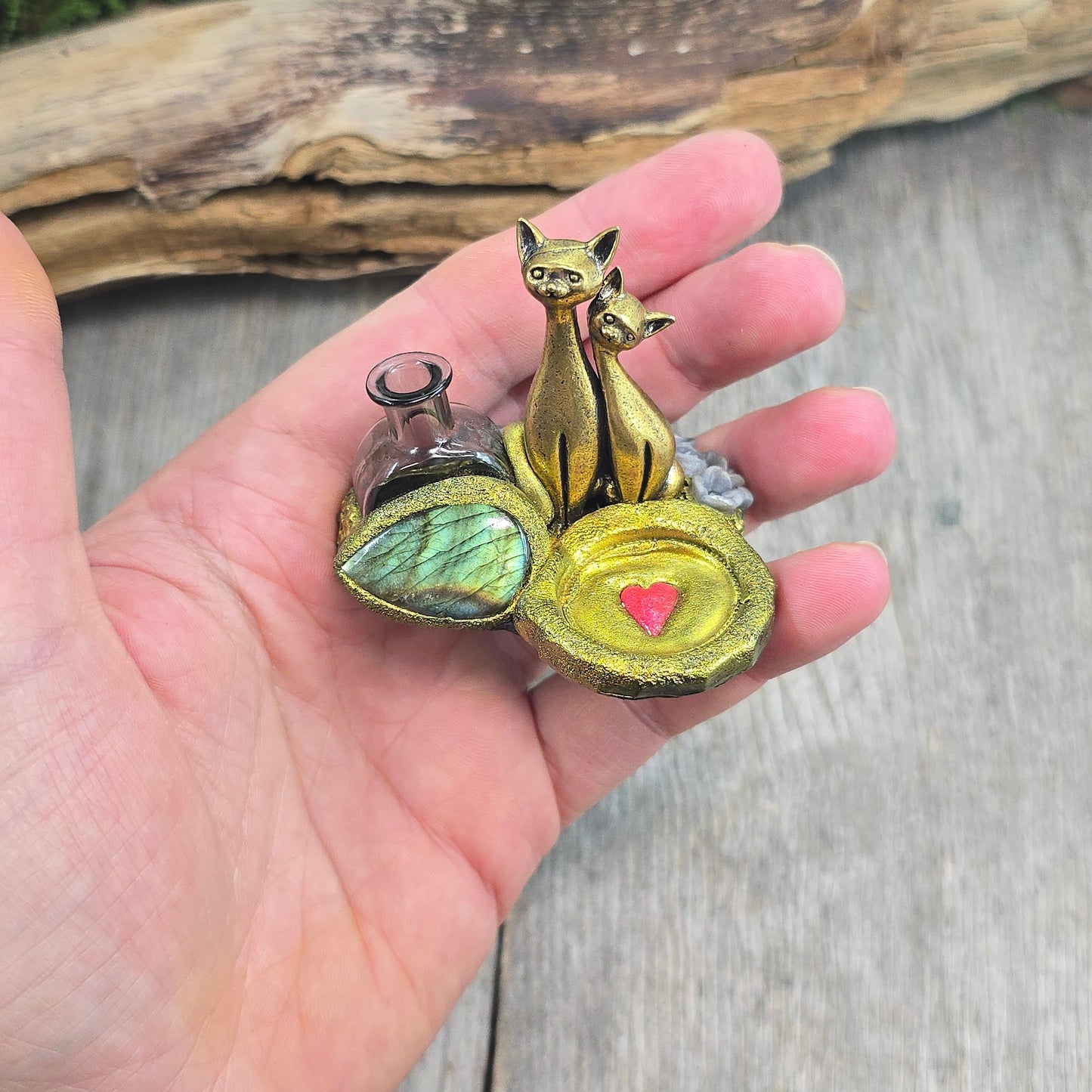 Smilkaline su labradoritu ir kačiukais (tinka kūginiams smilkalams)