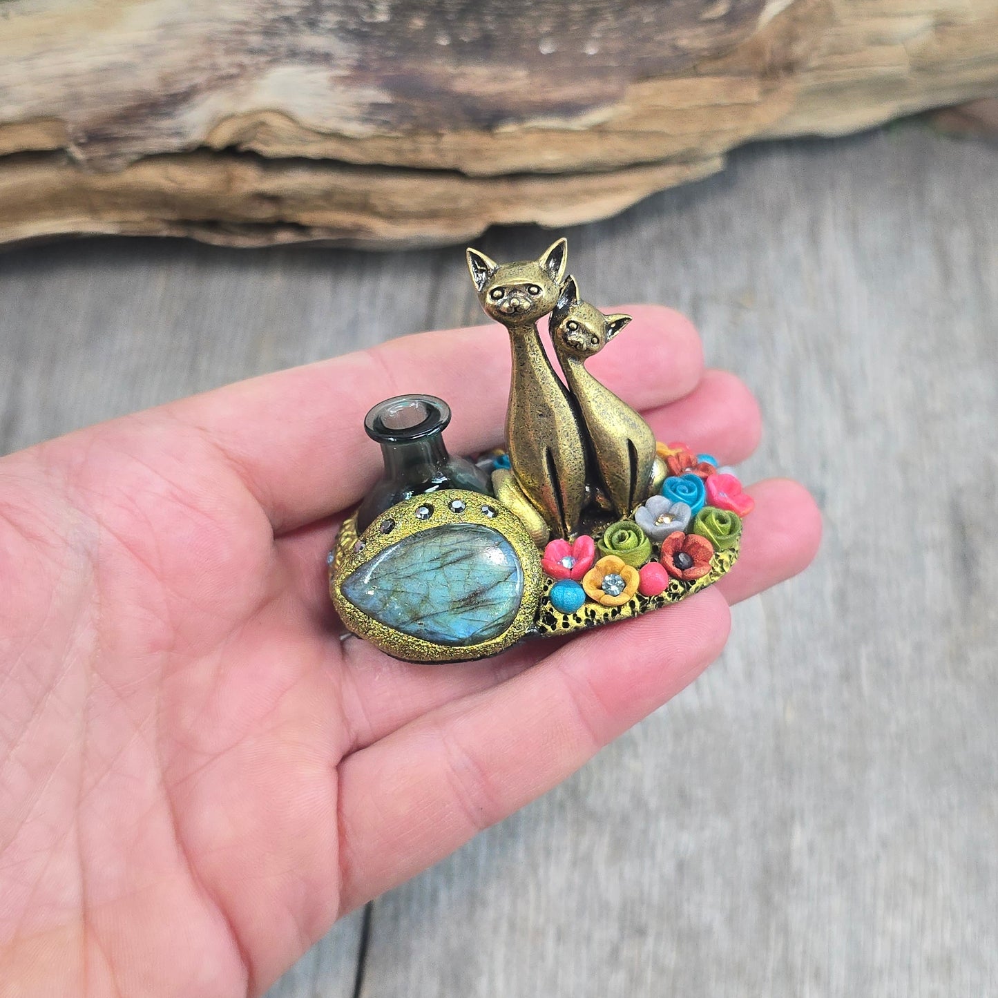 Smilkaline su labradoritu ir kačiukais