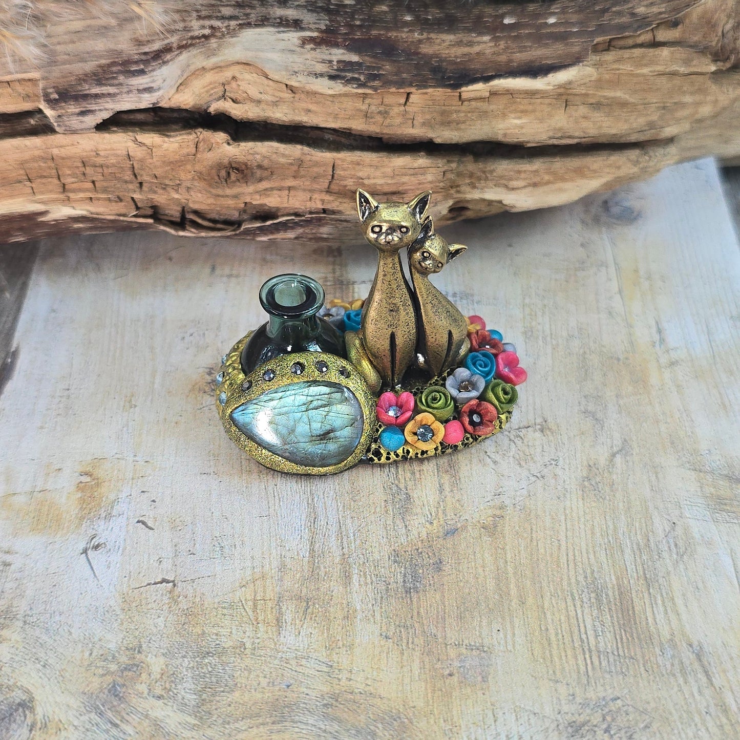 Smilkaline su labradoritu ir kačiukais