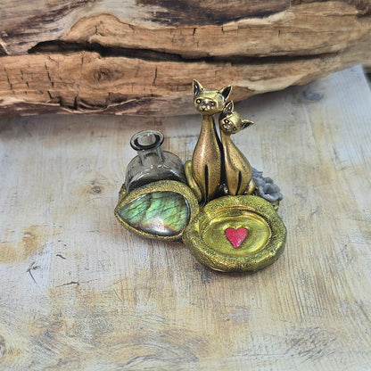 Smilkaline su labradoritu ir kačiukais (tinka kūginiams smilkalams)