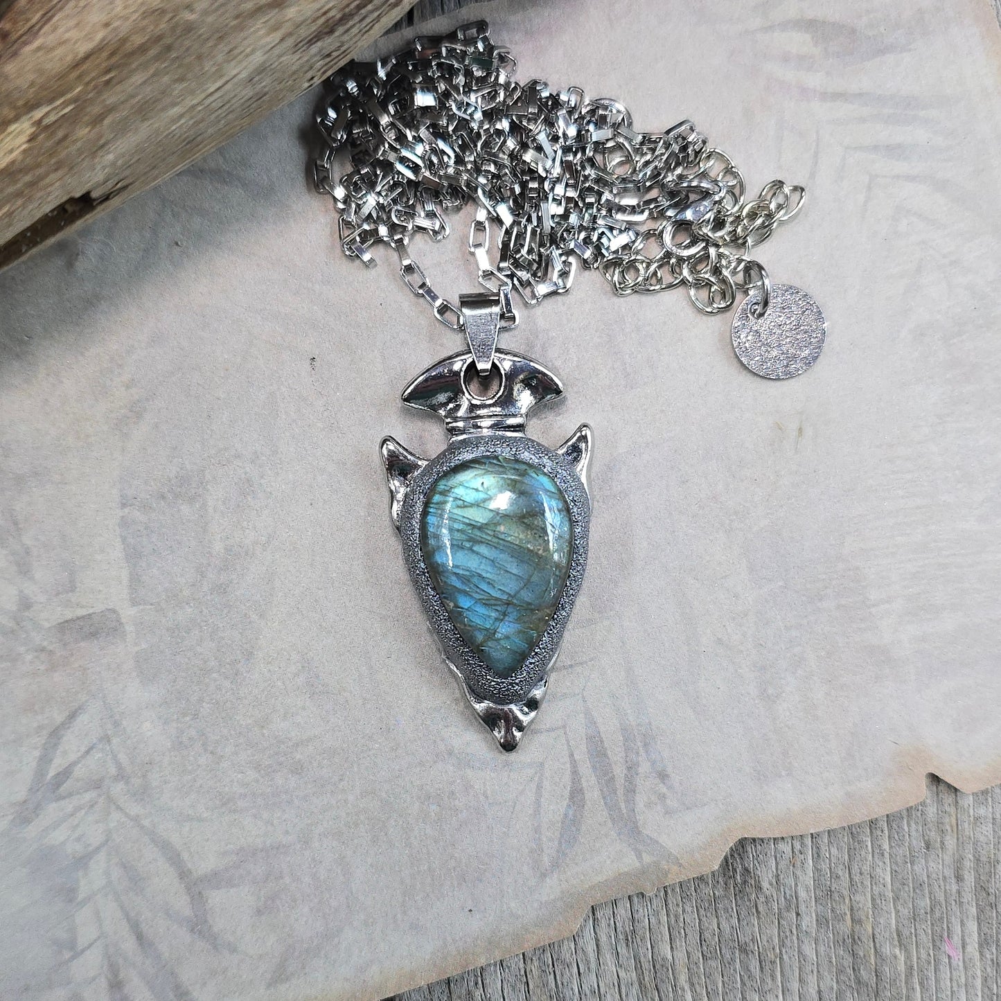 Labradorito pakabukas 'Strėlė'