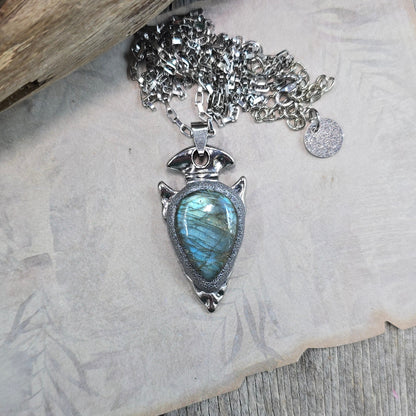 Labradorito pakabukas 'Strėlė'