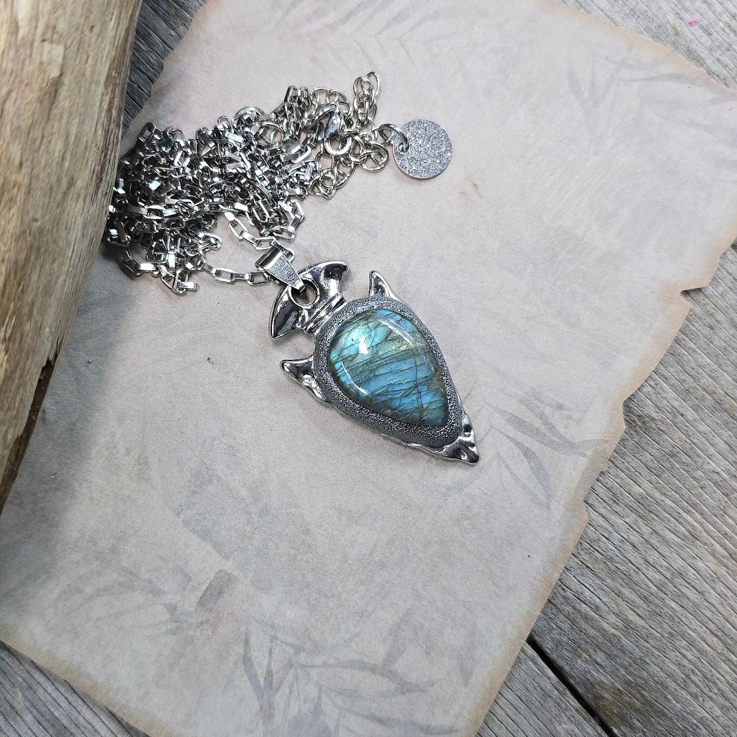 Labradorito pakabukas 'Strėlė'