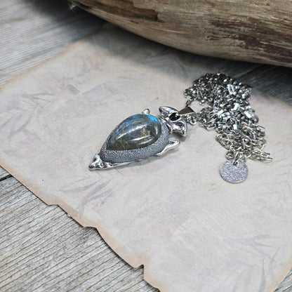 Labradorito pakabukas 'Strėlė'