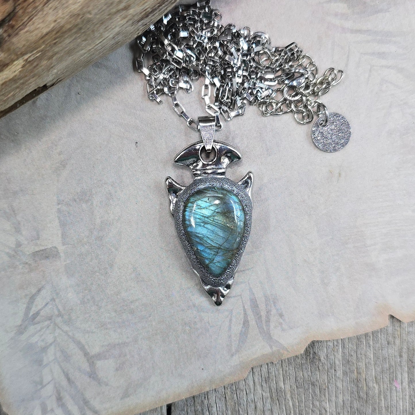 Labradorito pakabukas 'Strėlė'