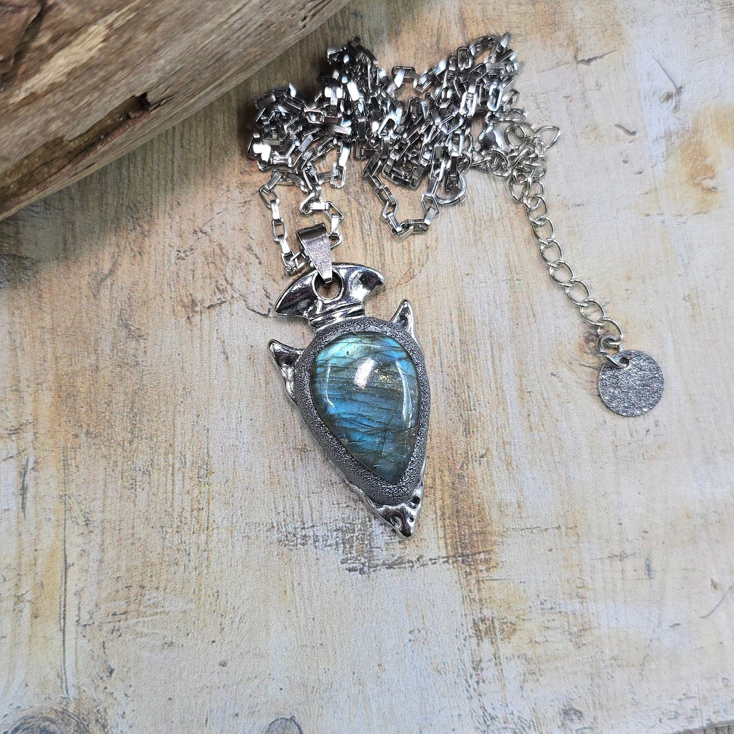 Labradorito pakabukas 'Strėlė'