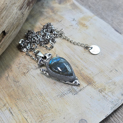 Labradorito pakabukas 'Strėlė'