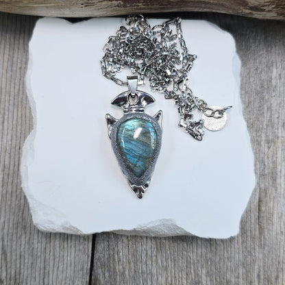 Labradorito pakabukas 'Strėlė'