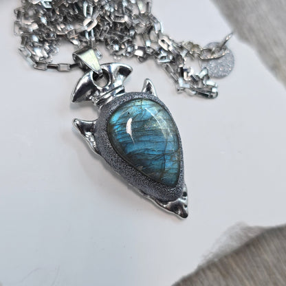 Labradorito pakabukas 'Strėlė'