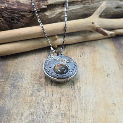 Dvipusis pakabukas su laumžirgiu