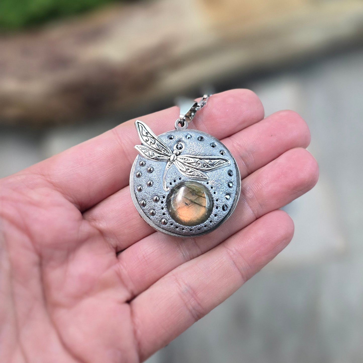 Dvipusis pakabukas su laumžirgiu