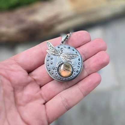 Dvipusis pakabukas su laumžirgiu