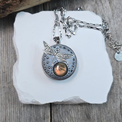 Dvipusis pakabukas su laumžirgiu