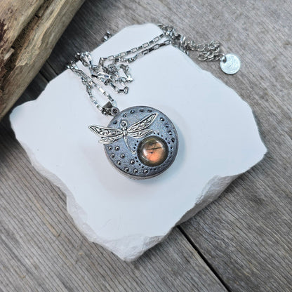 Dvipusis pakabukas su laumžirgiu