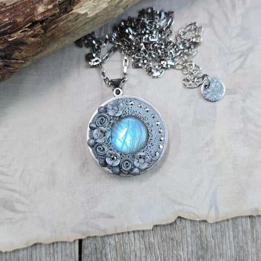 Dvipusis pakabukas su pilkom gėlytėm