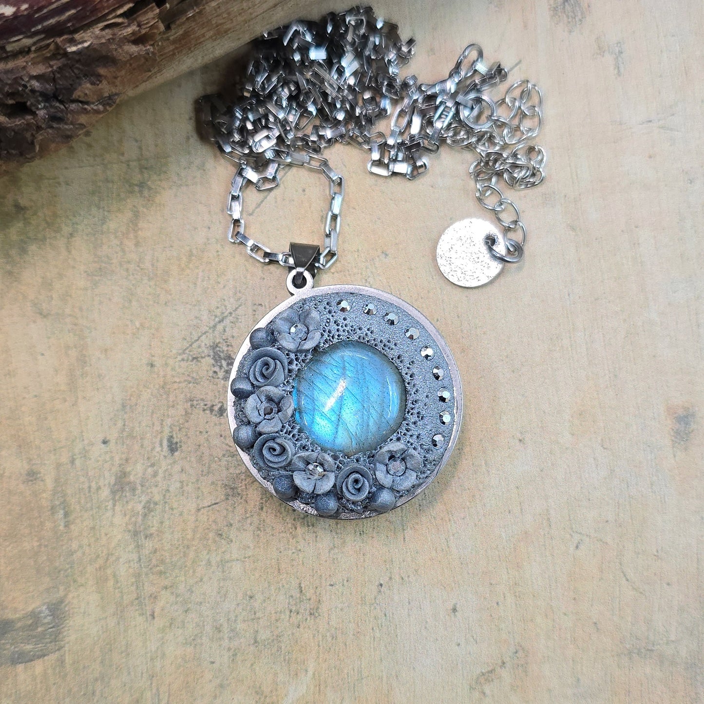 Dvipusis pakabukas su pilkom gėlytėm