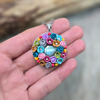 Dvipusis pakabukas su spalvotom gėlytėm