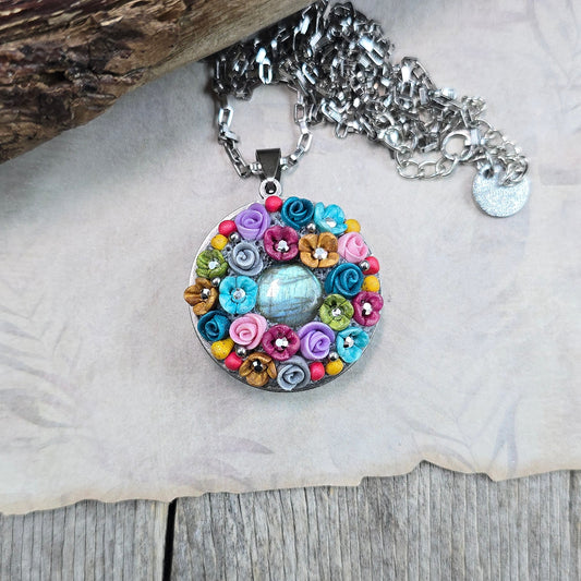 Dvipusis pakabukas su spalvotom gėlytėm