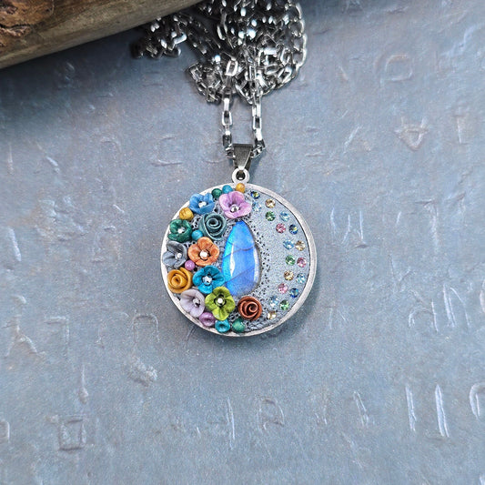 Dvipusis pakabukas su spalvotom gėlytėm