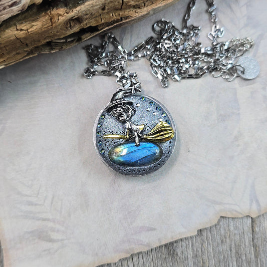 Dvipusis pakabukas su raganaite