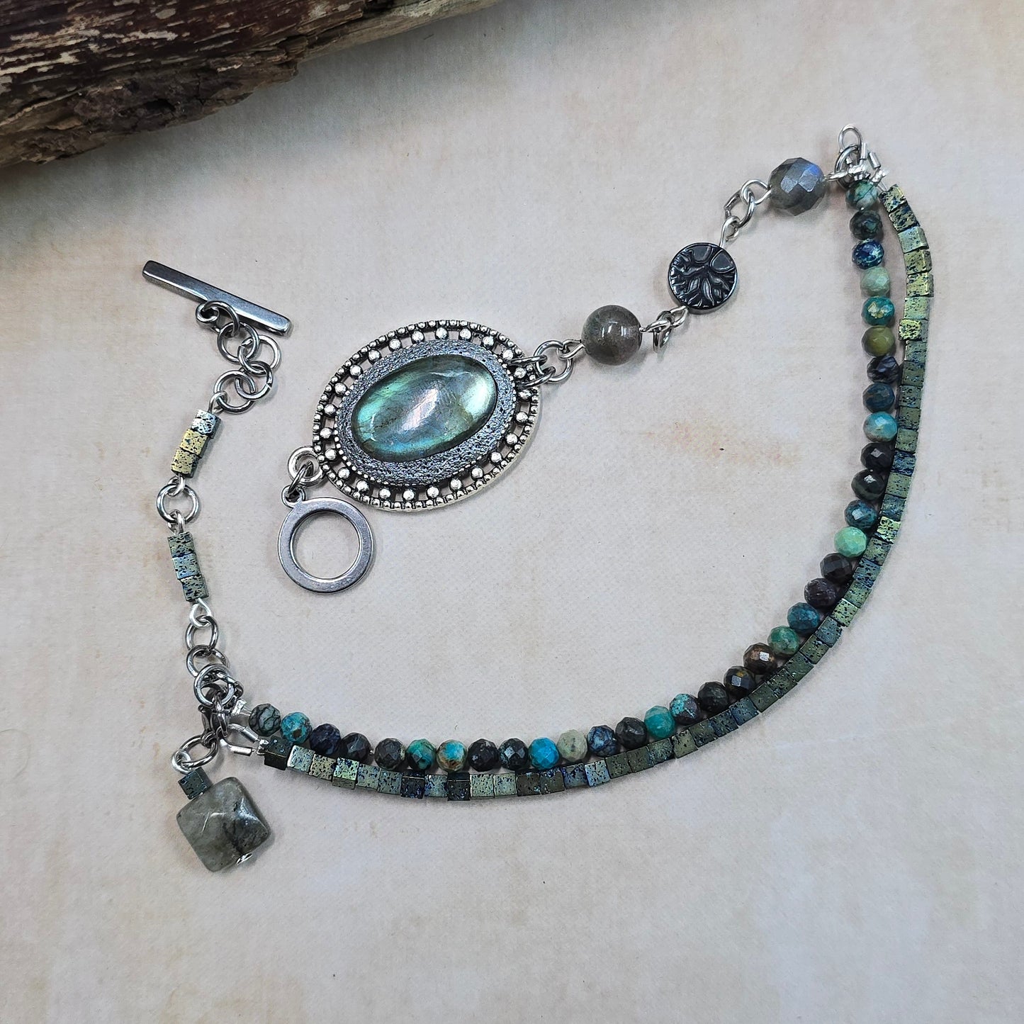Labradorito apyrankė su turkio ir hematito karoliukais