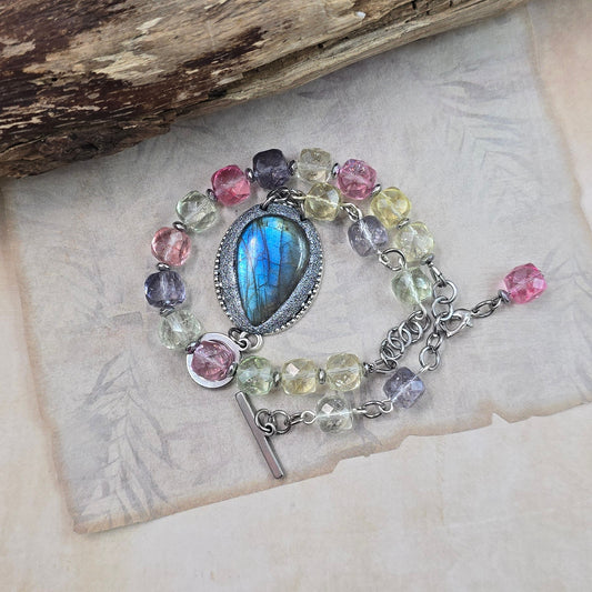 Labradorito apyrankė su spalvotais akmenukais