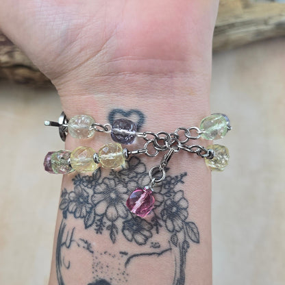 Labradorito apyrankė su spalvotais akmenukais