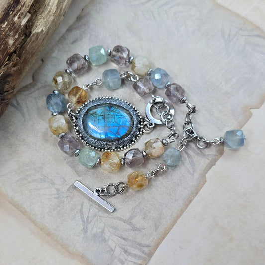 Labradorito apyrankė su spalvotu kvarcu