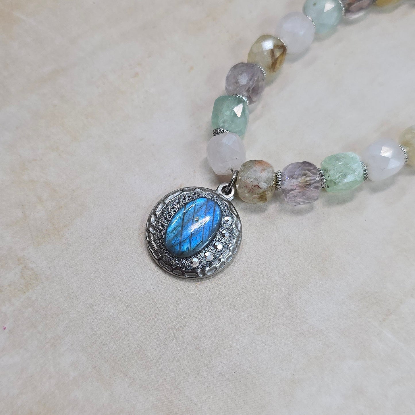 Trumpas vėrinys su labradoritu ir kvarcu