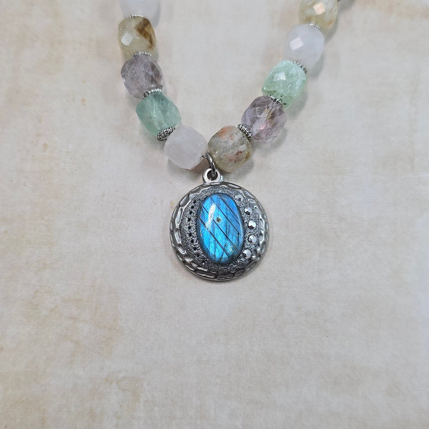 Trumpas vėrinys su labradoritu ir kvarcu