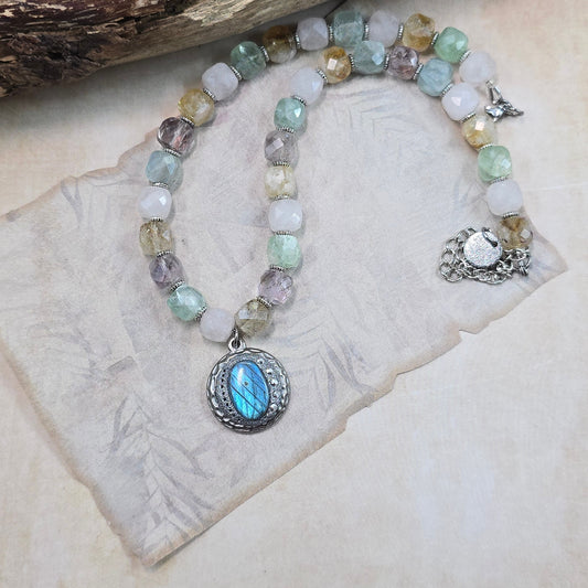 Trumpas vėrinys su labradoritu ir kvarcu